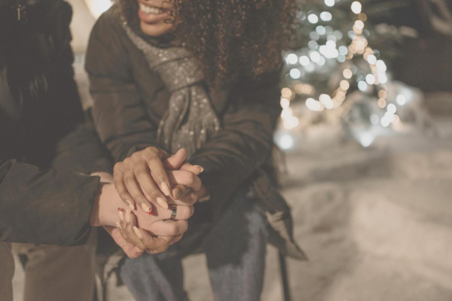 Familia compartiendo momentos significativos en el hogar